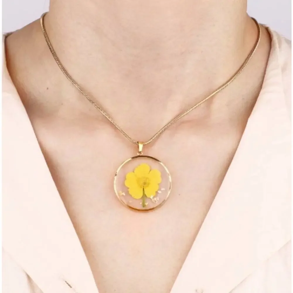 Mint & Lilly Pressed Birth Flower Necklace*December*Narcissus*18K Over Stainless - Picture 2 of 2